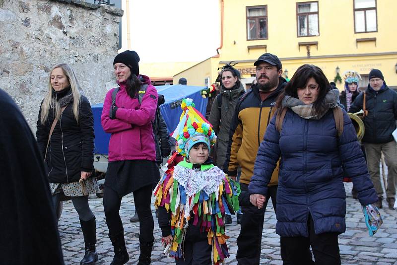 Návštěvníci s maskami i bez nich si užívali premiérový Loketský masopust.