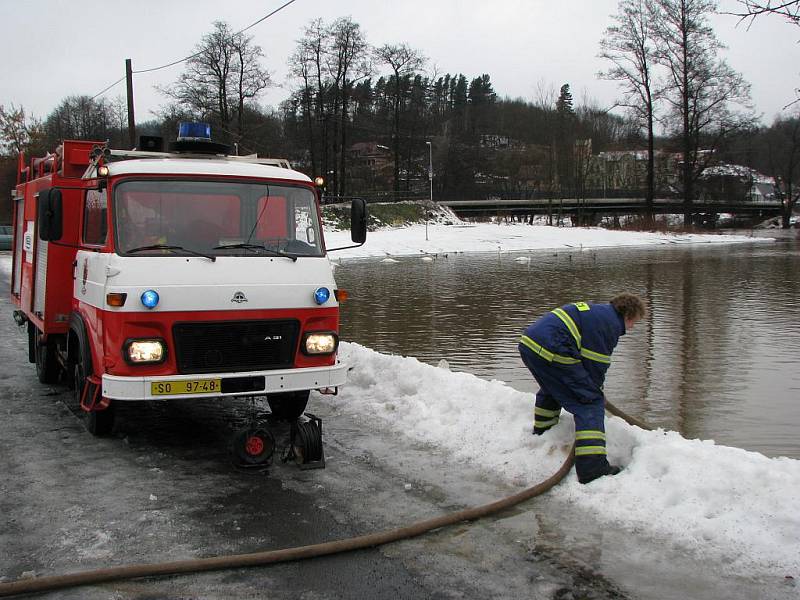 Rozvodněná řeka Ohře v Lokti.