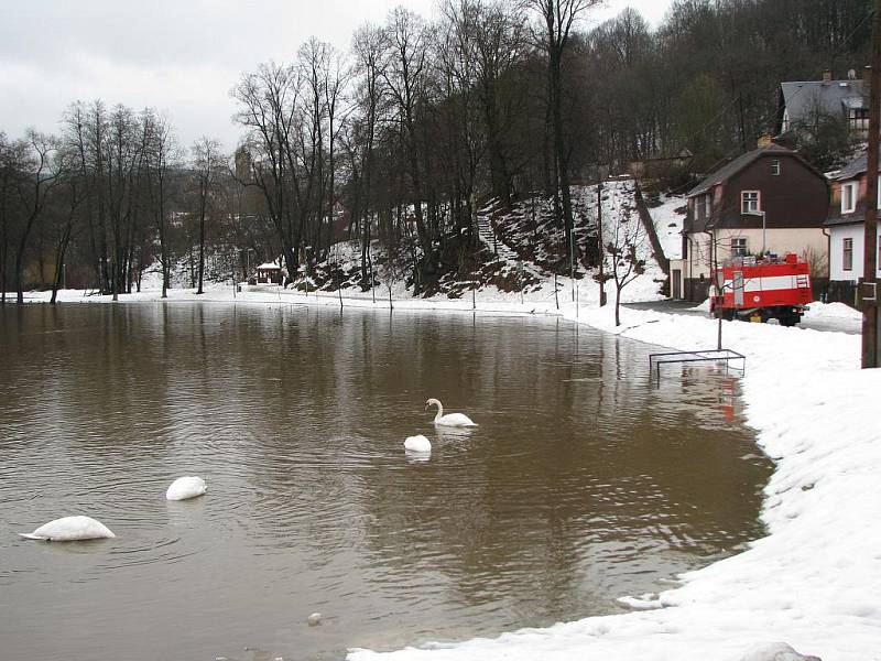 Rozvodněná řeka Ohře v Lokti.