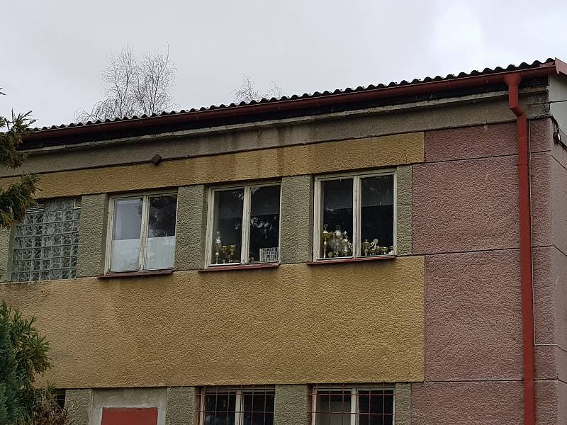 Kontrast opravené a staré ubytovny v areálu sokolovského Baníku.