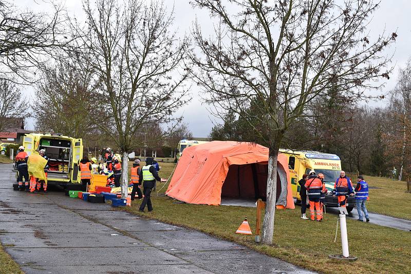 Hasiči cvičili u jesenické přehrady záchranu lidí při srážce vlaku s autem