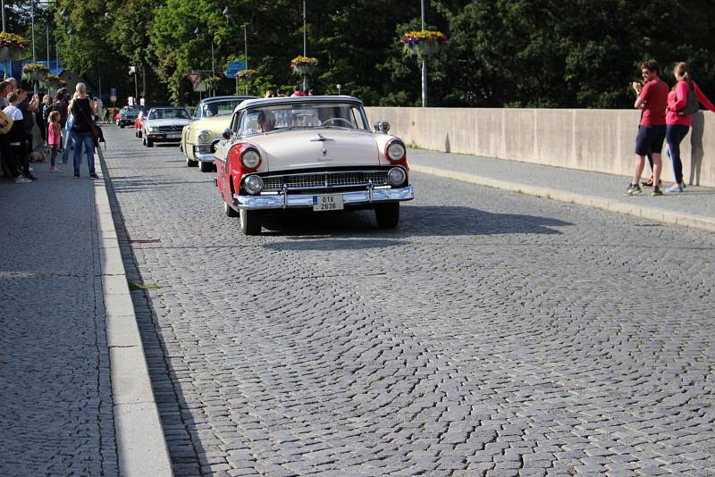 O víkendu zavítala do Lokte Prague retro rallye.