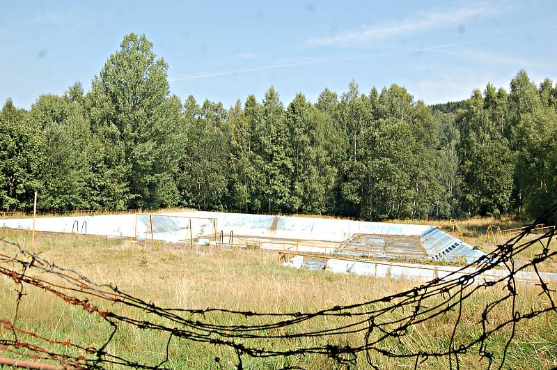 VODNÍ NÁDRŽ na Glassbergu. Smutný pohled na kdysi oblíbené a hojně navštěvované koupací místo v Kraslicích.