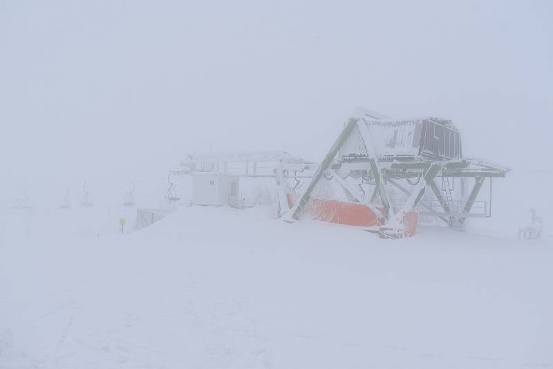 Lyžaři zaplnili hory. Běžkařům opět ničí stopu auta a nově dokonce i traktor.