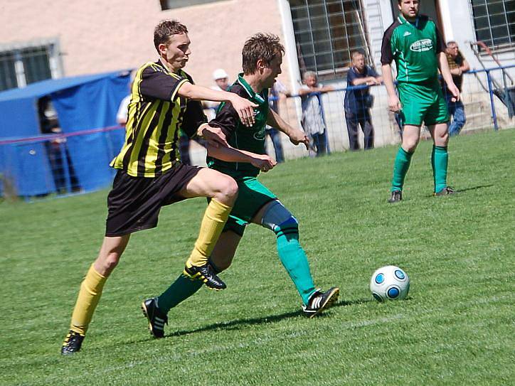 Krajská I. A třída: Baník Bukovany - OSS Lomnice (v pruhovaném)