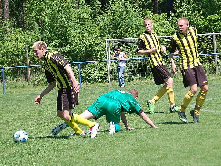 Krajská I. A třída: Baník Bukovany - OSS Lomnice (v pruhovaném)