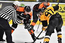 Utkání Kynšperského poháru v ledním hokeji, Renegades Sokolov - KV Eagles (ve žlutém)