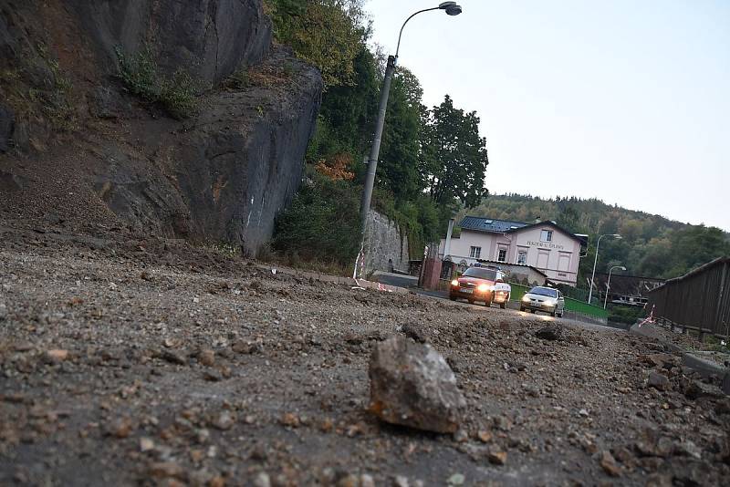 Sesunuté kamení na silnici v Lokti