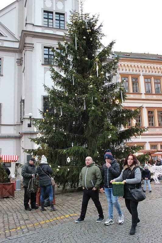 Krušnohorské vánoční trhy v Lokti přilákaly  opět tisíce návštěvníků.