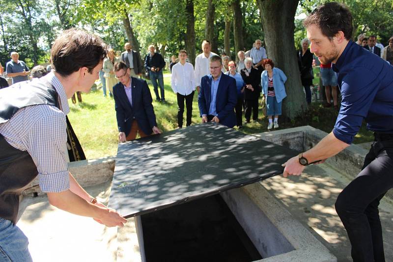 Uložení ostatků do obnovované hrobky na chodovském hřbitově.