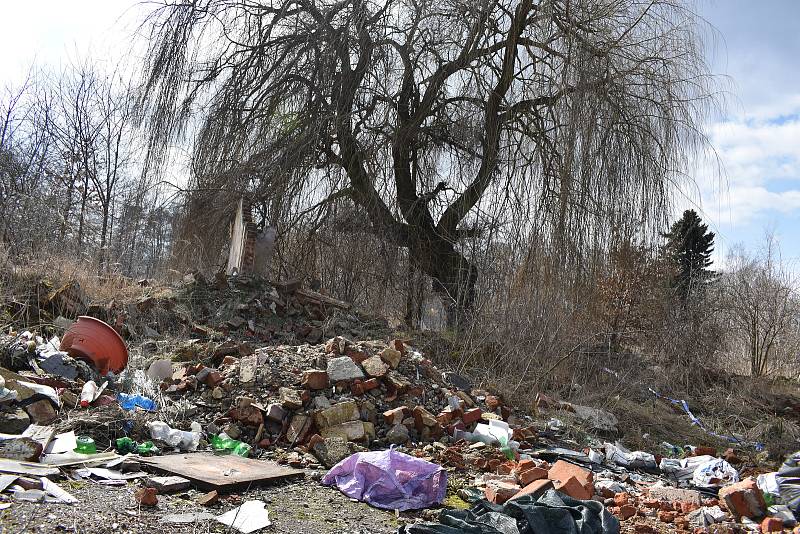 Přeborníci v zakládání černých skládek jsou lidé bydlící u vlakového nádraží