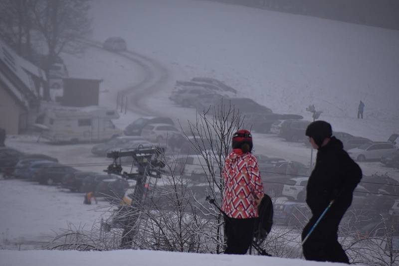 Lyžařská střediska jsou i přes oblevu plná lyžařů. Na snímku Skiareál Bublava.