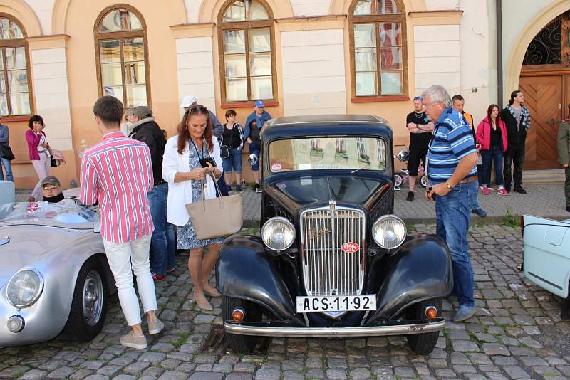 O víkendu zavítala do Lokte Prague retro rallye.