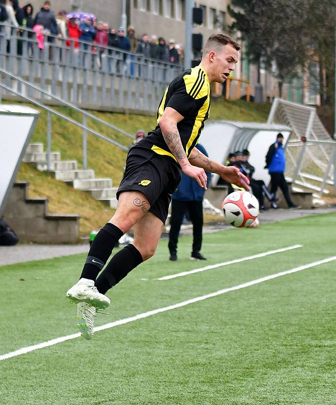 Březová  (v pruhovaném) vstoupila do jarní části Fortuna Divize B pravou nohou, když si vyšlápla na exligové Kladno, které porazila vysoko 3:0.