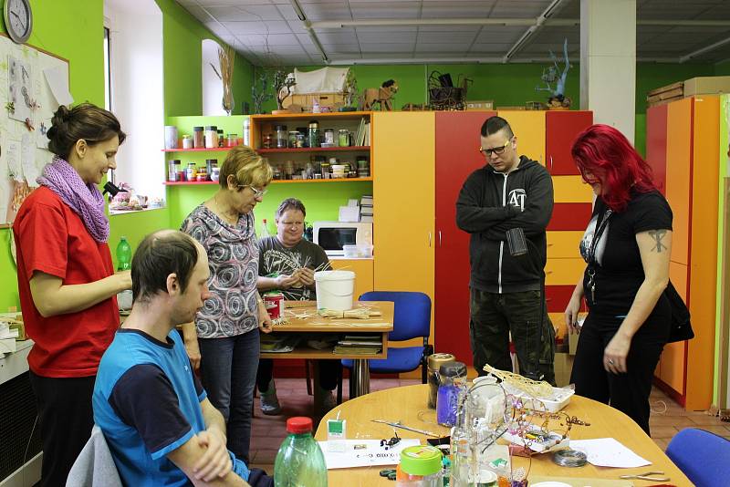 Organizátoři Milan Beran a Jitka Červenková si prohlédli v doprovodu ředitelky Věry Bráborcové sociálně terapeutické dílny v Chodově.