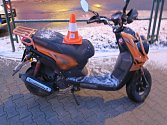 Řidič motocykli ve středu brzo ráno nezvládl řízení na zasněžené silnici u kruhového objezdu v Chodově.