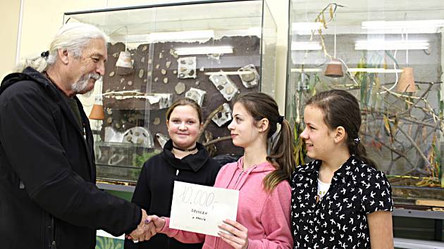 ŽÁKYNĚ kraslické základní školy včera předaly správci Záchranné stanice Drosera v Bublavě ve školním zookoutku část výtěžku ze školního vánočního jarmarku.