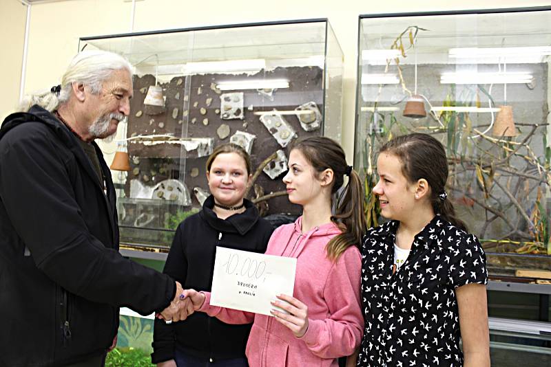 ŽÁKYNĚ kraslické základní školy včera předaly správci Záchranné stanice Drosera v Bublavě ve školním zookoutku část výtěžku ze školního vánočního jarmarku.