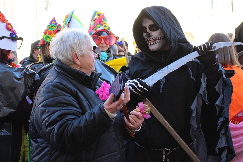 Návštěvníci s maskami i bez nich si užívali premiérový Loketský masopust.