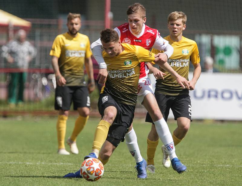 Utkání Fobalové národní ligy mezi FK Pardubice (ve červenobílém) a FK Baník Sokolov (ve žlutočerném) na hřišti pod Vinicí v Pardubicích.