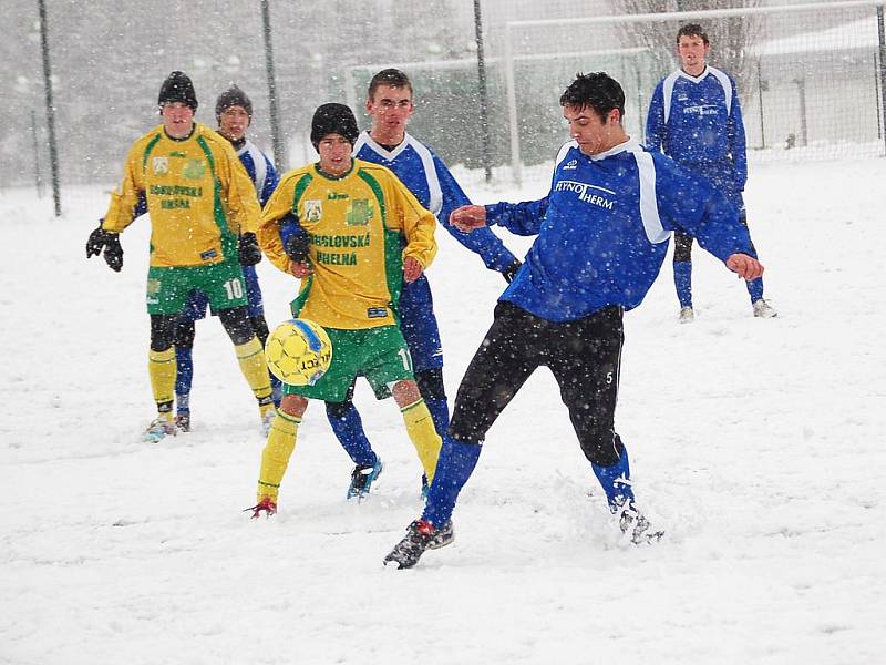 Zimní turnaj u sportovní haly: Baník Union Nové Sedlo (v modrém) - Baník Sokolov U17