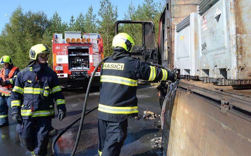 Požár nákladního auta na dálnici D6 u Sokolova.