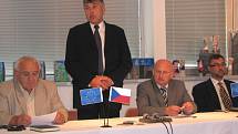 Konferenci projektu ReSource zahájil starosta Chodova Josef Hora (druhý zleva).