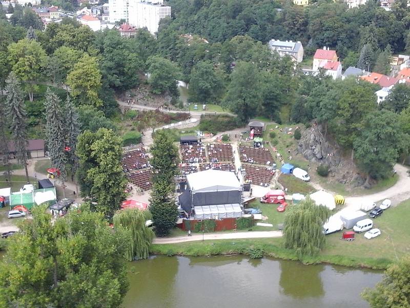 Po celé léto bude loketský amfiteátr (na snímku) hostit řadu koncertů, operu, muzikály i Shakespearovské slavnosti.