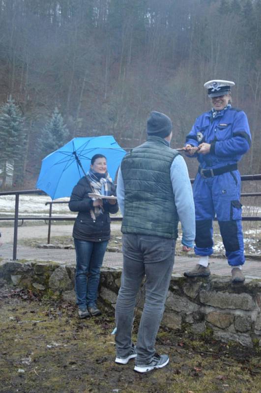 Karlovarský otužilecký spolek v Lokti.