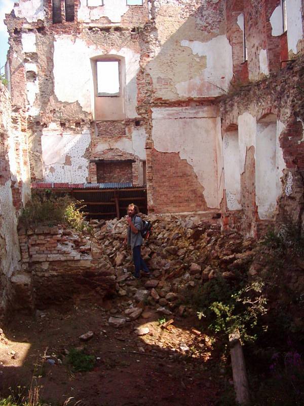 Fotografie z hradního archivu ukazují stav po ničivých úmyslných požárech i to, jak Bedřich Loos se stovkami dobrovolníků vrací hrad do života.