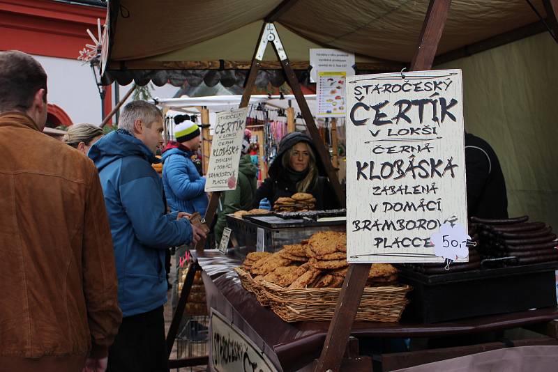 Krušnohorské vánoční trhy v Lokti přilákaly  opět tisíce návštěvníků.