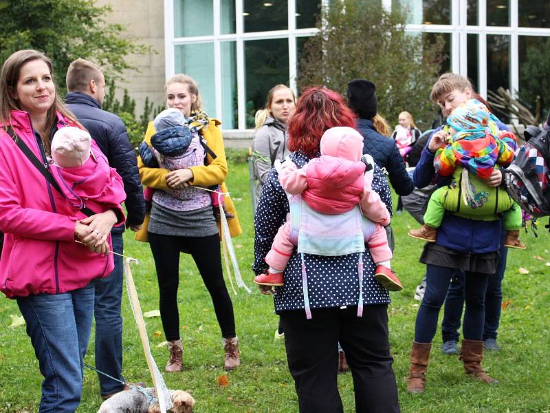 Mezinárodní týden nošení dětí podpořilo v Sokolově průvodem na 40 maminek i tatínků.