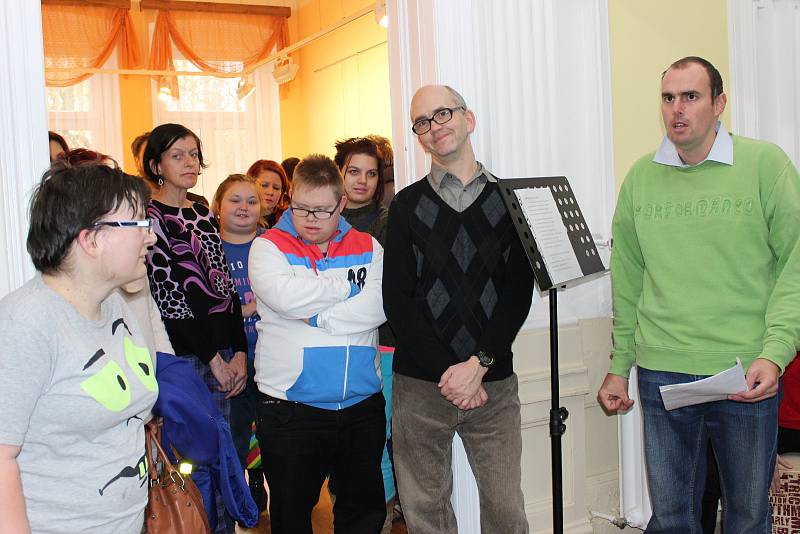 Vernisáž výstavy zpříjemnili klienti Mateřídoušky svým pěveckým a hudebním vystoupením.