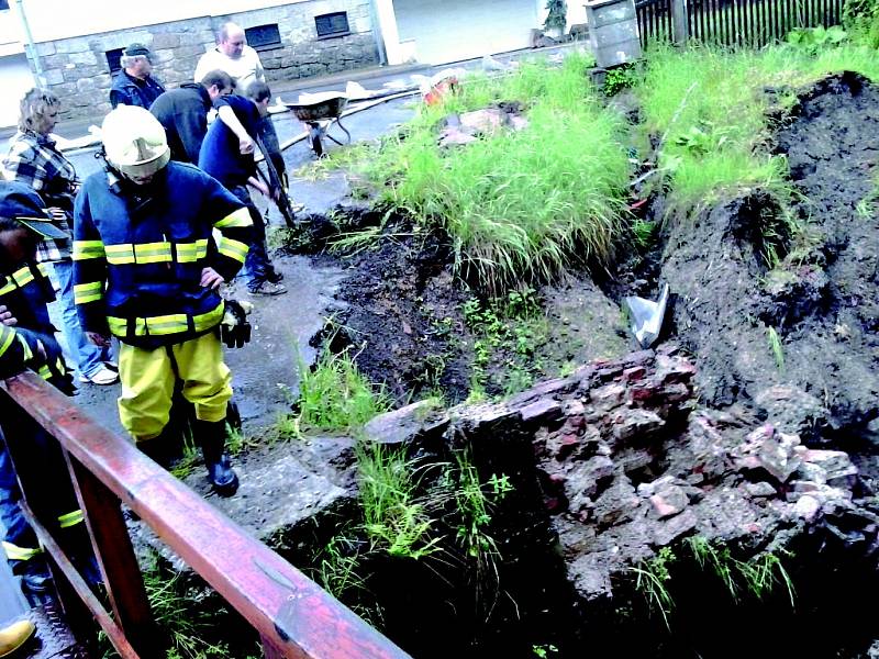 VODA podemlela opěrnou zeď u domu ve Stříbrné. Sutiny rozbily okna objektu. Na vině jsou podle vlastníků silničáři, kteří podle nich pochybili při opravách silnice. 