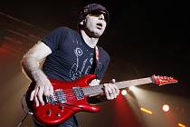 Americký kytarový virtuos Joe Satriani vystoupí 4. července v loketském amfiteátru.  Tento hudebník je považován za jednoho z nejlepších rockových kytaristů posledních desetiletí.