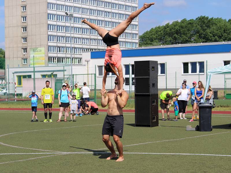 Na hřišti u sportovní haly probíhal program už dopoledne. Přelez, přeskoč, recykluj, Běh pro Domácí hospic Motýl a Sokolovský čtvrtmaraton.