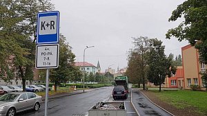 Parkoviště K+R v sokolovské ulici Pionýrů.