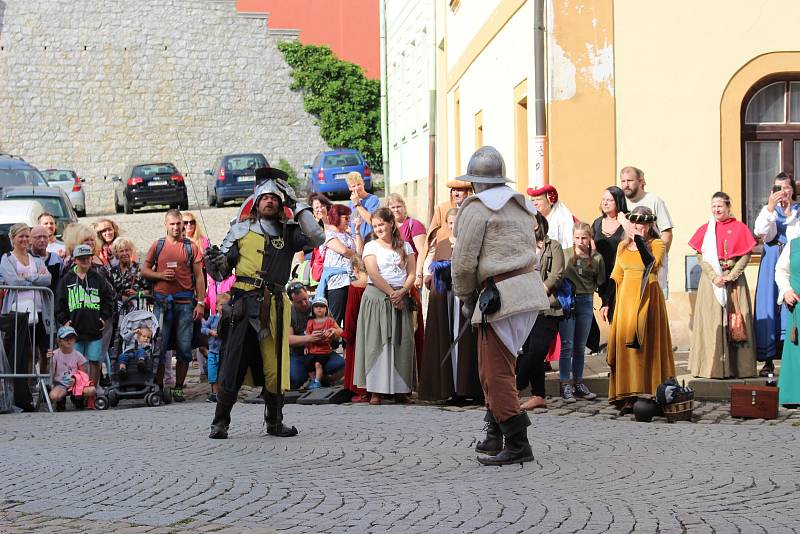 V rámci Středověkých slavností purkrabího Půty si návštěvníci užili program i v amfiteátru a na náměstí.