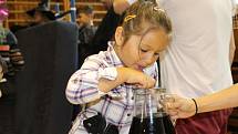 Na zábavných pokusech ukázali školáci dětem, že  se chemie nemusí bát.