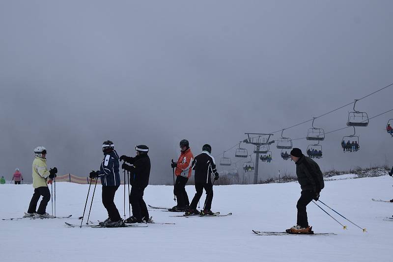 Lyžařská střediska jsou i přes oblevu plná lyžařů. Na snímku Skiareál Bublava.