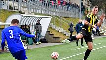 Březová  (v pruhovaném) vstoupila do jarní části Fortuna Divize B pravou nohou, když si vyšlápla na exligové Kladno, které porazila vysoko 3:0.