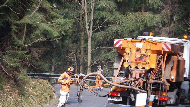 SILNIČÁŘI za Jindřichovicemi vyspravili ty největší výtluky. Rozsáhlejší opravy se dočkal úsek nad obcí dlouhý 1,3 kilometru, kde byl položen kompletně nový povrch.