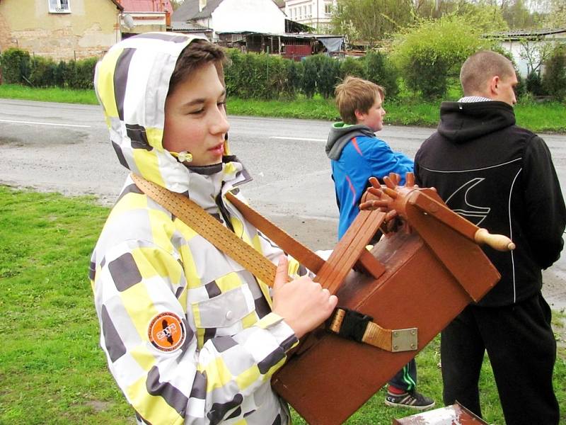 KOLEDNÍCI prošli v pátek Šabinou hned třikrát. Ráno v šest, poté v poledne (snímek)  a nakonec podvečer v šest hodin.