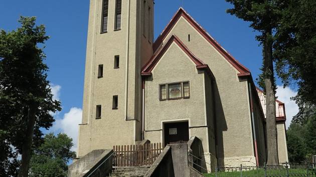 Evangelický kostel s farou v Kraslicích.