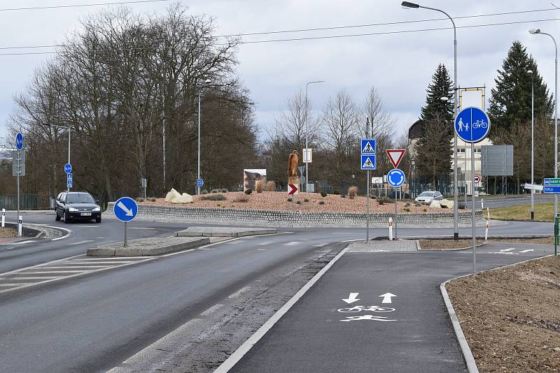 Chodci i cyklisté už mohou využívat novou stezku.