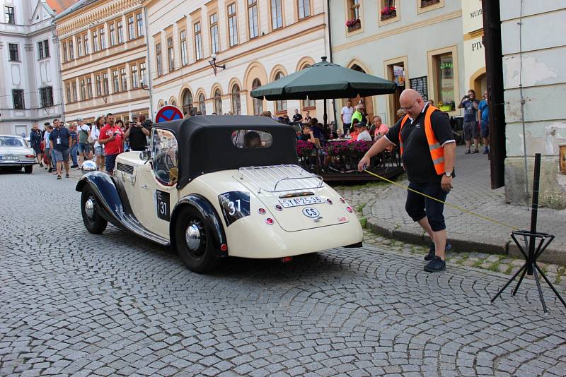 O víkendu zavítala do Lokte Prague retro rallye.