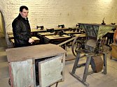 Sběratel Jiří Zubko a jeho unikáty v muzeu, které sídlí v bývalých pivovarských sklepích.