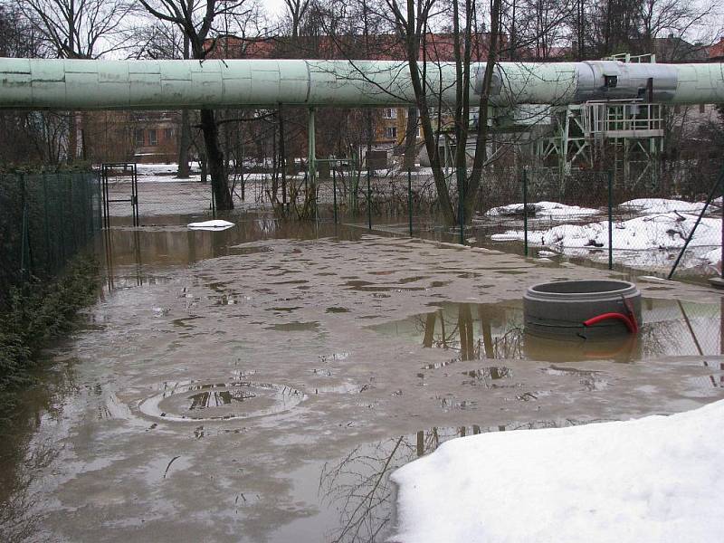 Rozvodněná řeka Ohře v Sokolově zaplavila zahrady, sklepy a dokonce restauraci.