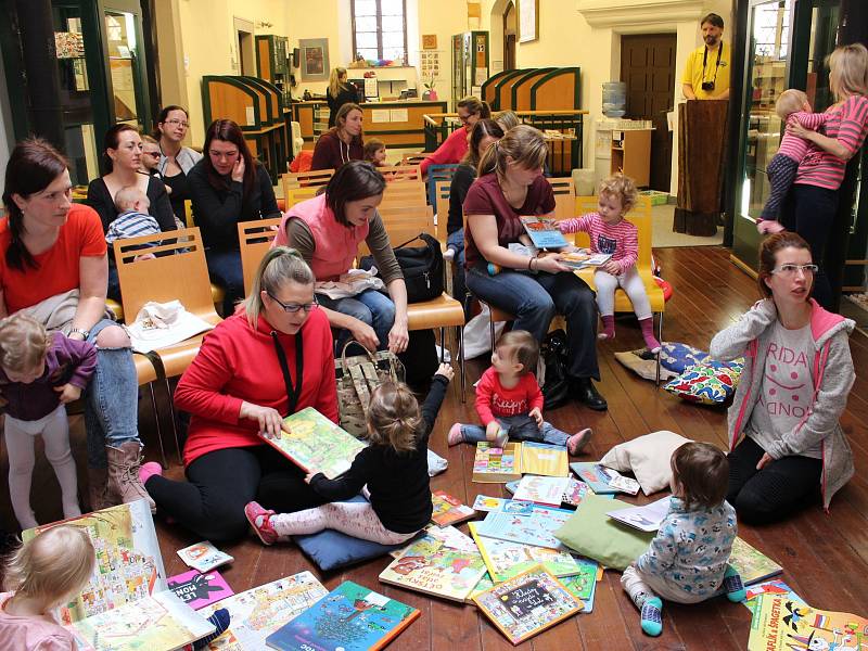 Do mezinárodního projektu Bookstart se zapojily knihovny v Lokti a Chodově.