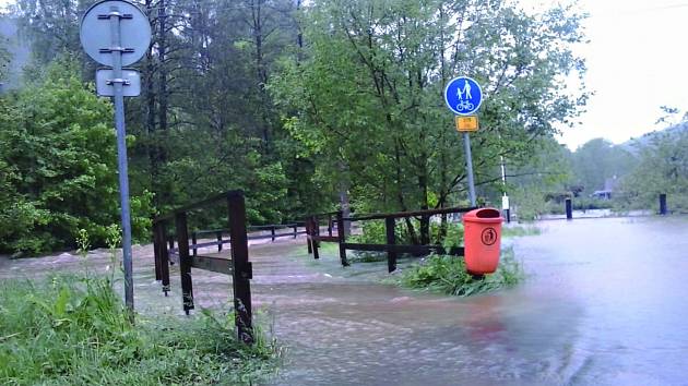 PĚŠÍ zóna byla při povodních zaplavená stejně jako zahrady. Zahrádkáři po ní nyní jezdí, aby odklidili nepořádek. Vystavují se ale hrozbě pokuty. 